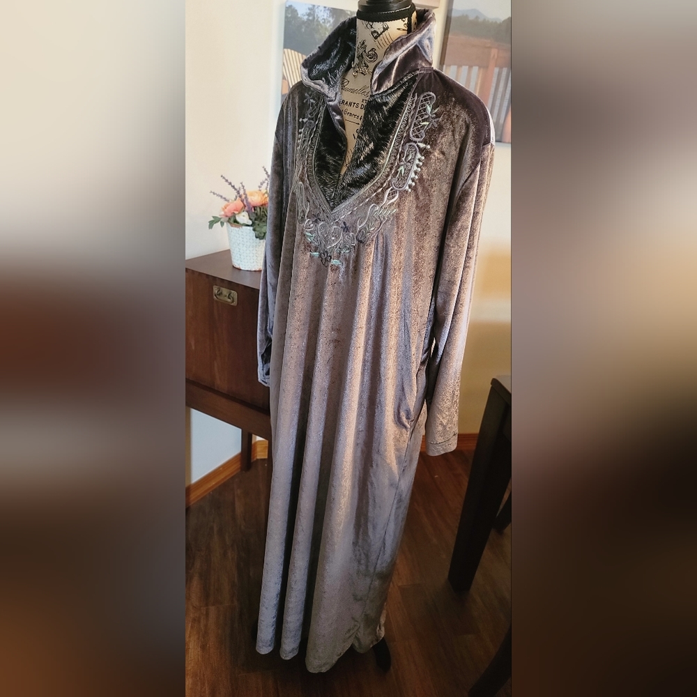 Chic Velvet Robe in Silver Gray - Picture 5 of 12